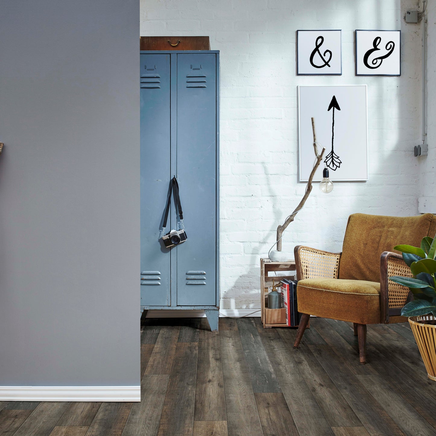 Olde Tavern in Dark And Stormy Laminate