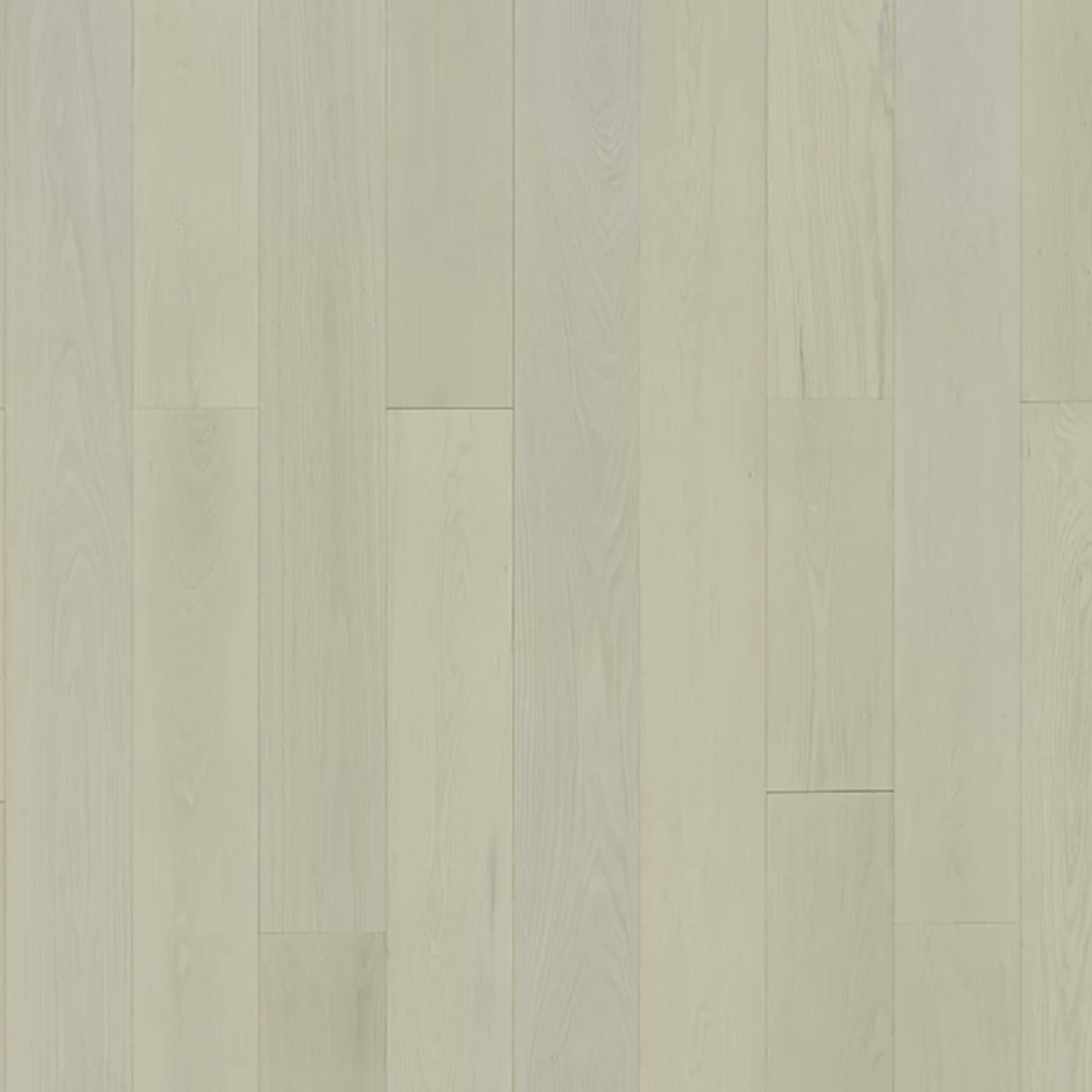 Serenity in Cozy Oak Hardwood